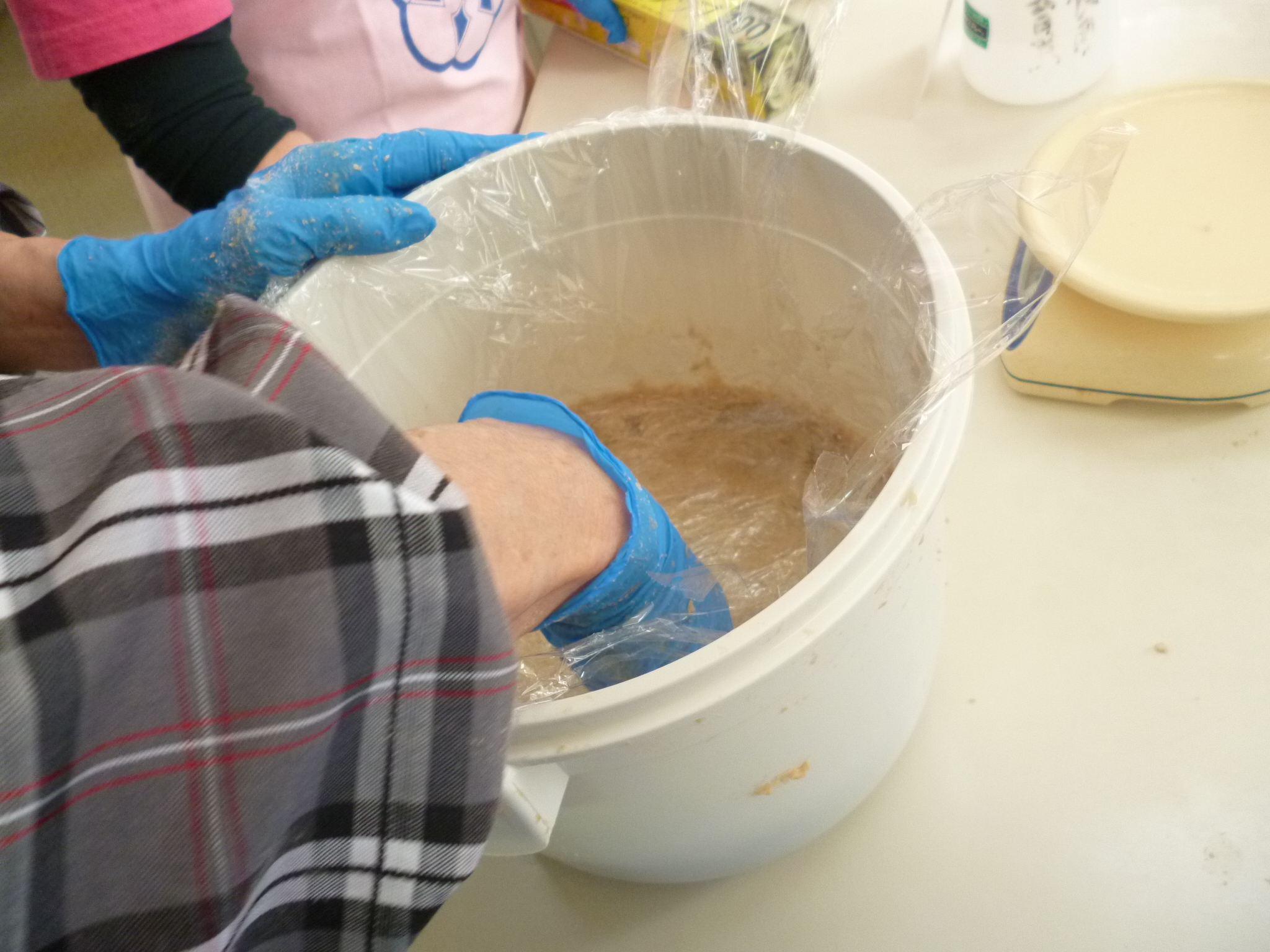 味噌のもとの上からラップを敷いている様子