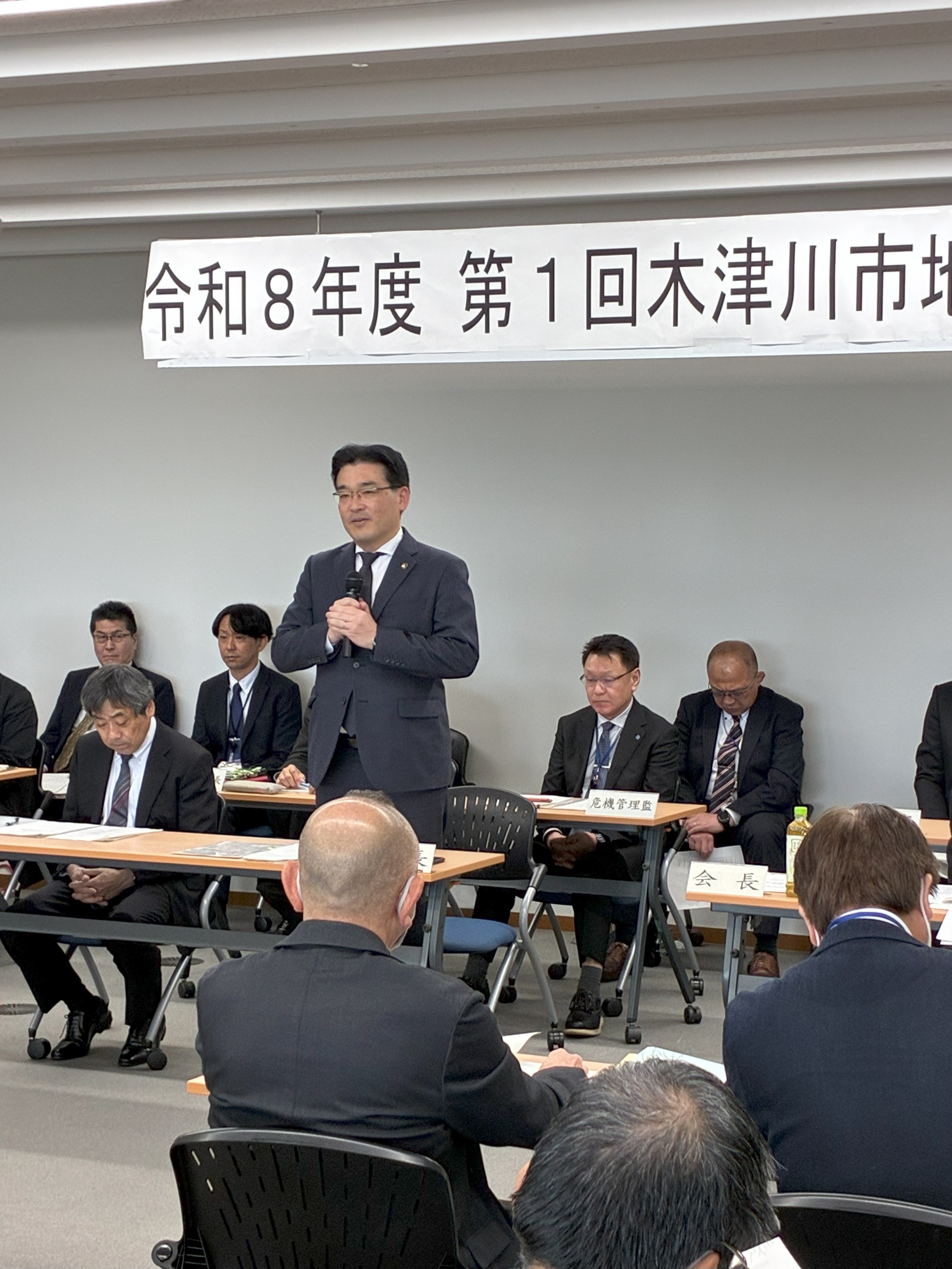 地域長会議で市長が挨拶している様子