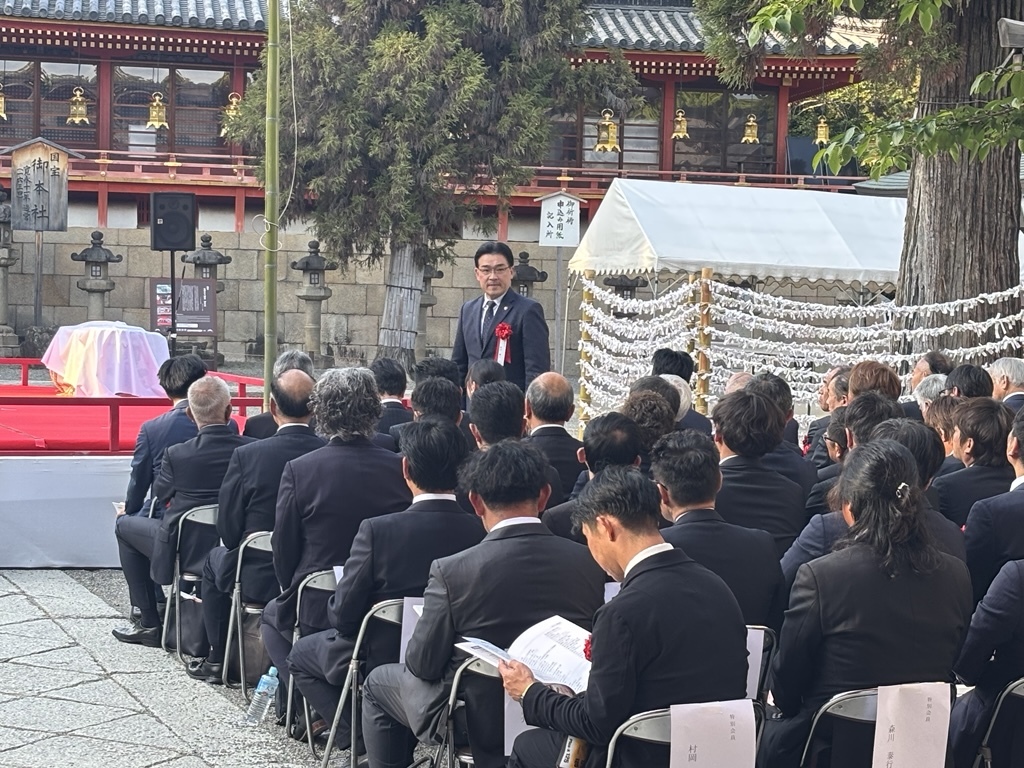 山城商工会議所50周年記念式典での市長紹介の様子