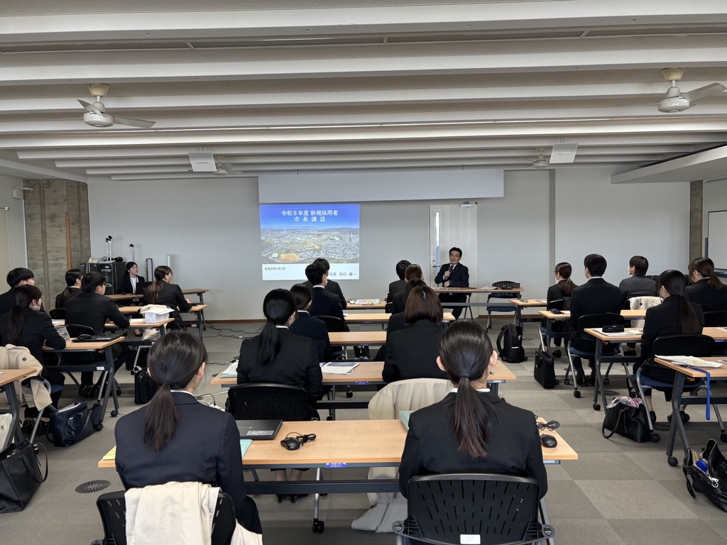 新規採用職員研修会で市長が説明している様子