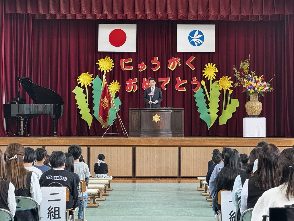 小学校入学式での市長挨拶の様子