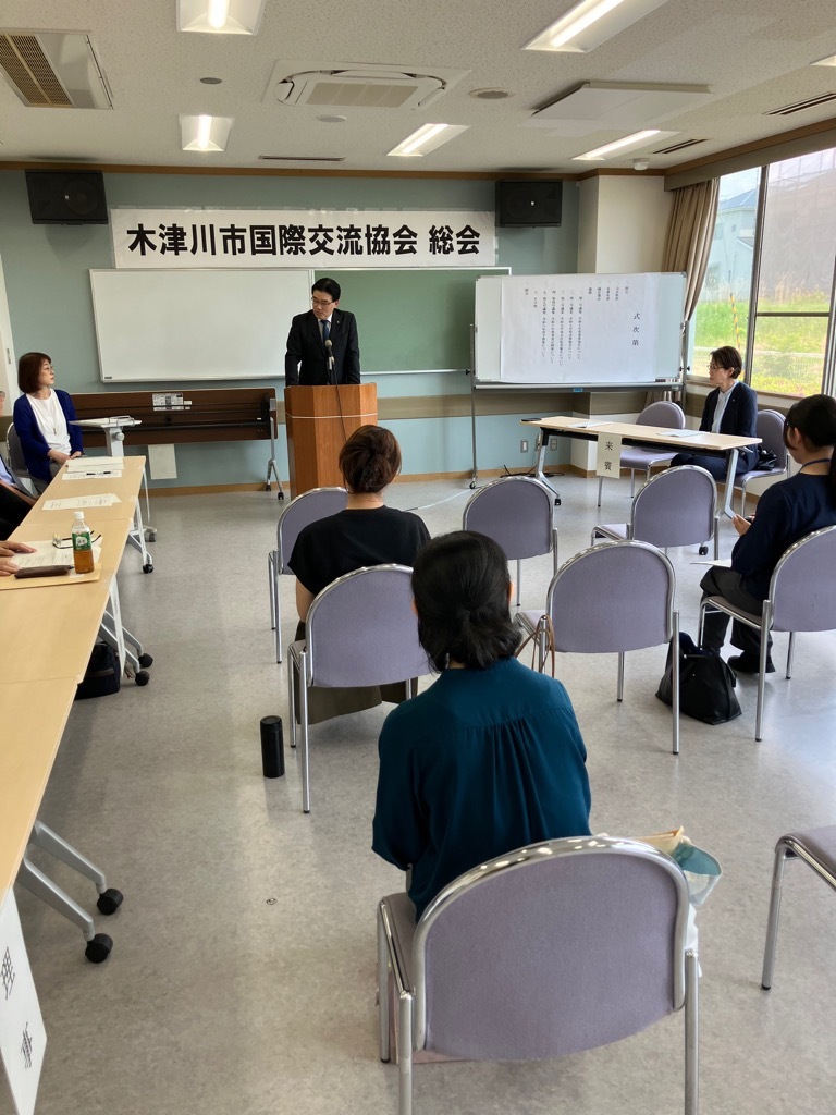 国際交流協会総会での市長挨拶の様子