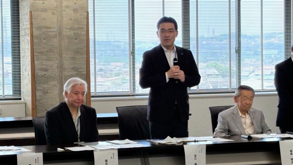 市民まつり実行委員会での市長挨拶の様子