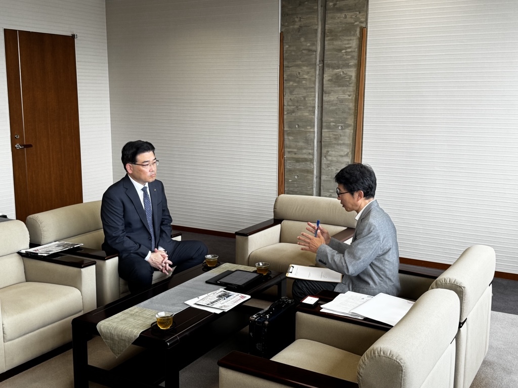 市長が取材を受けている様子