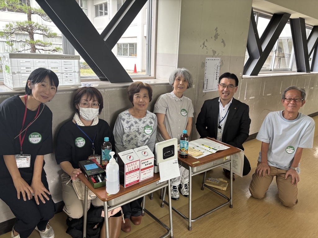 市長とスタッフとの集合写真