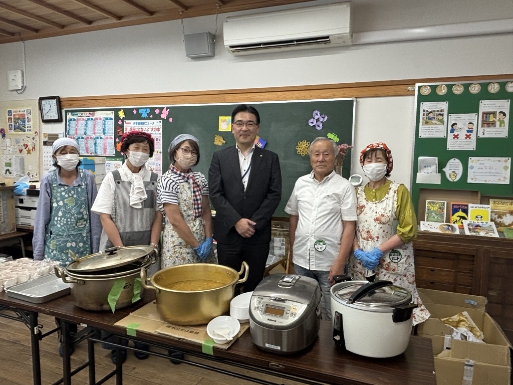 市長とスタッフとの集合写真