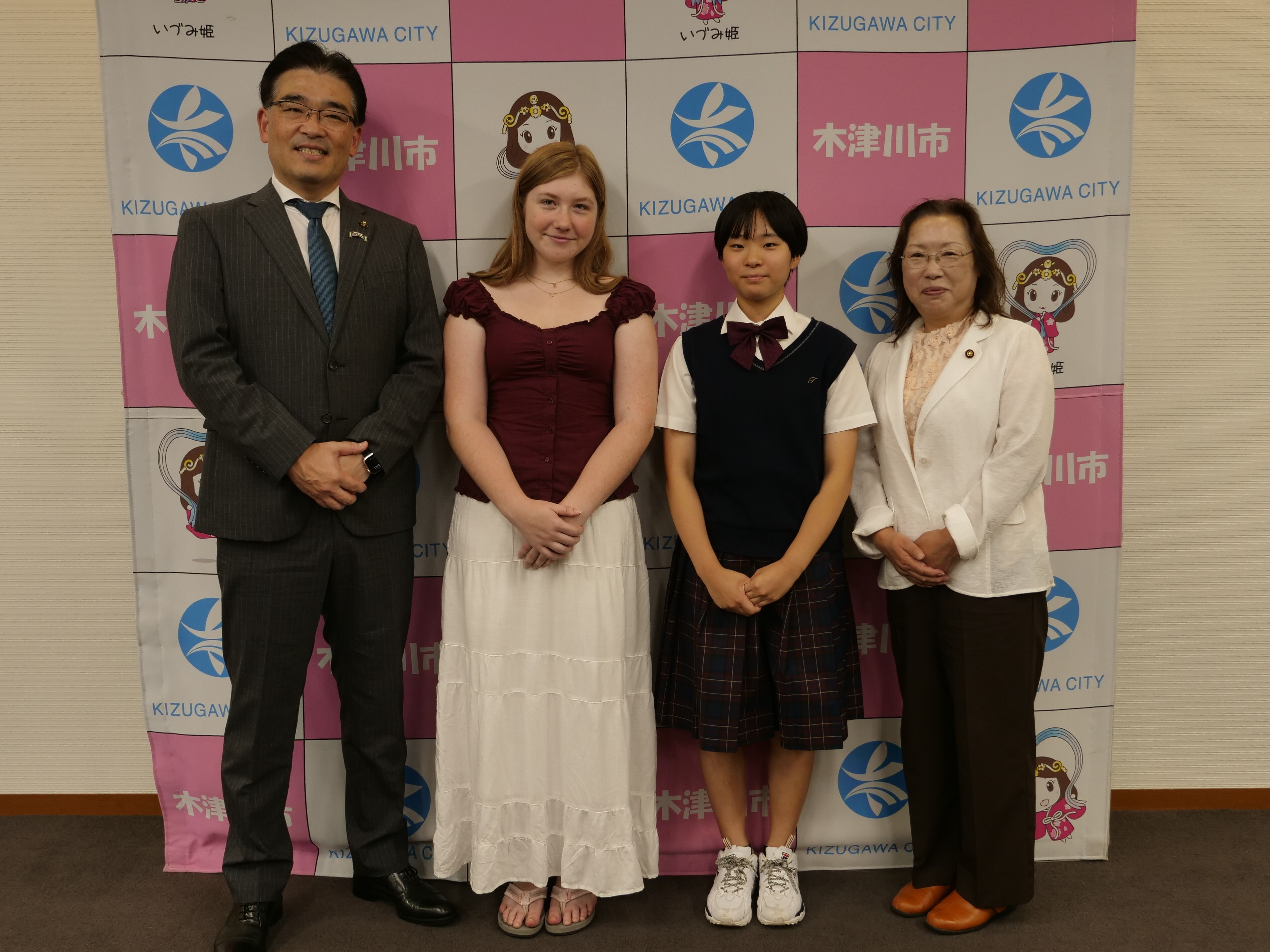 交換留学生と市長議長との集合写真