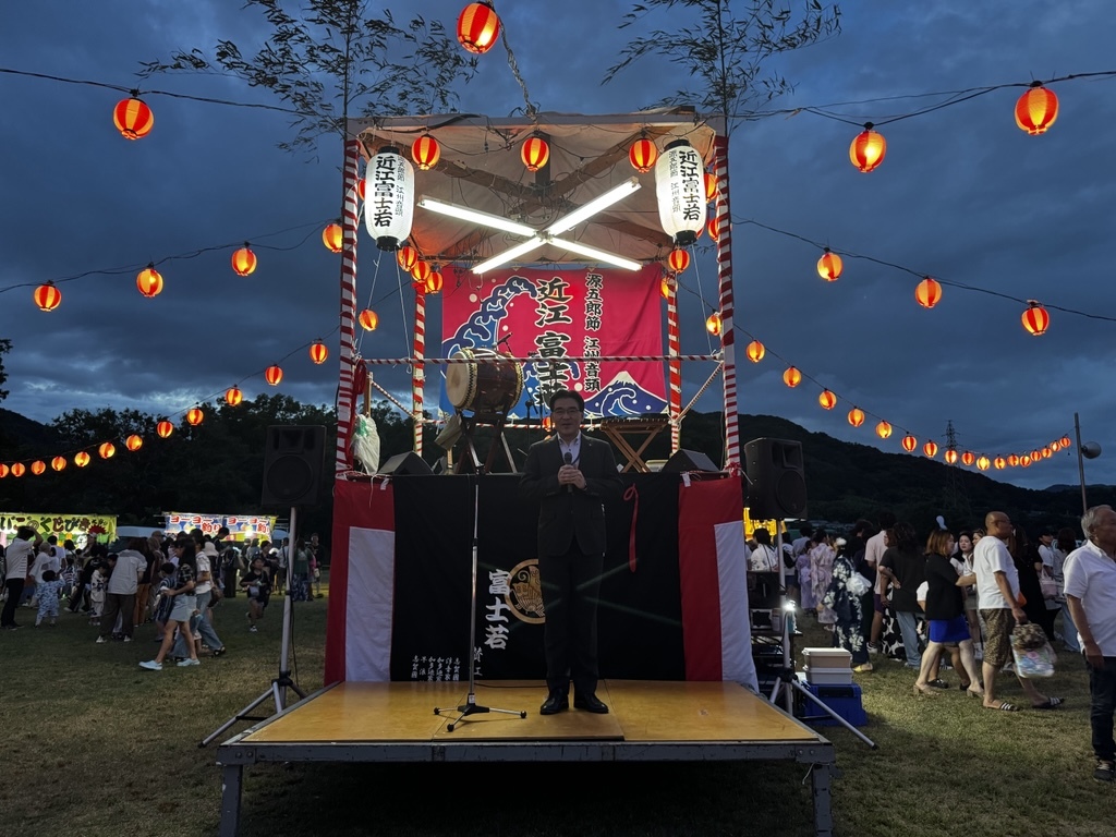恭仁京盆踊りでの市長挨拶の様子