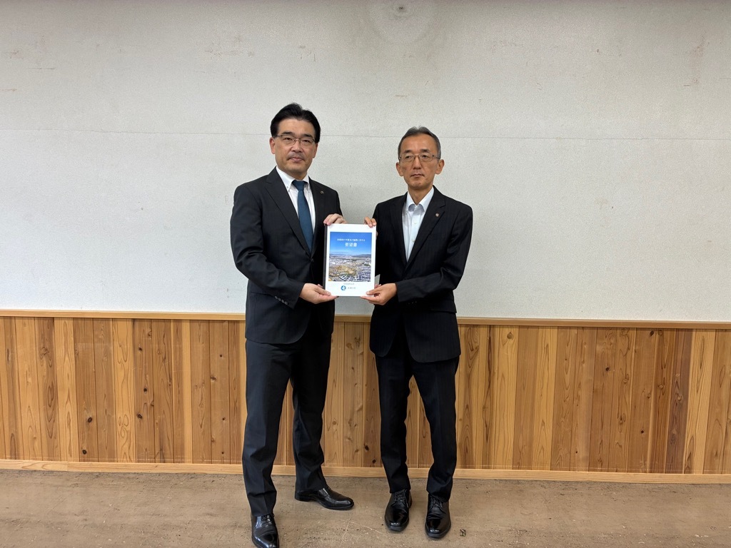 振興局長に渡している様子