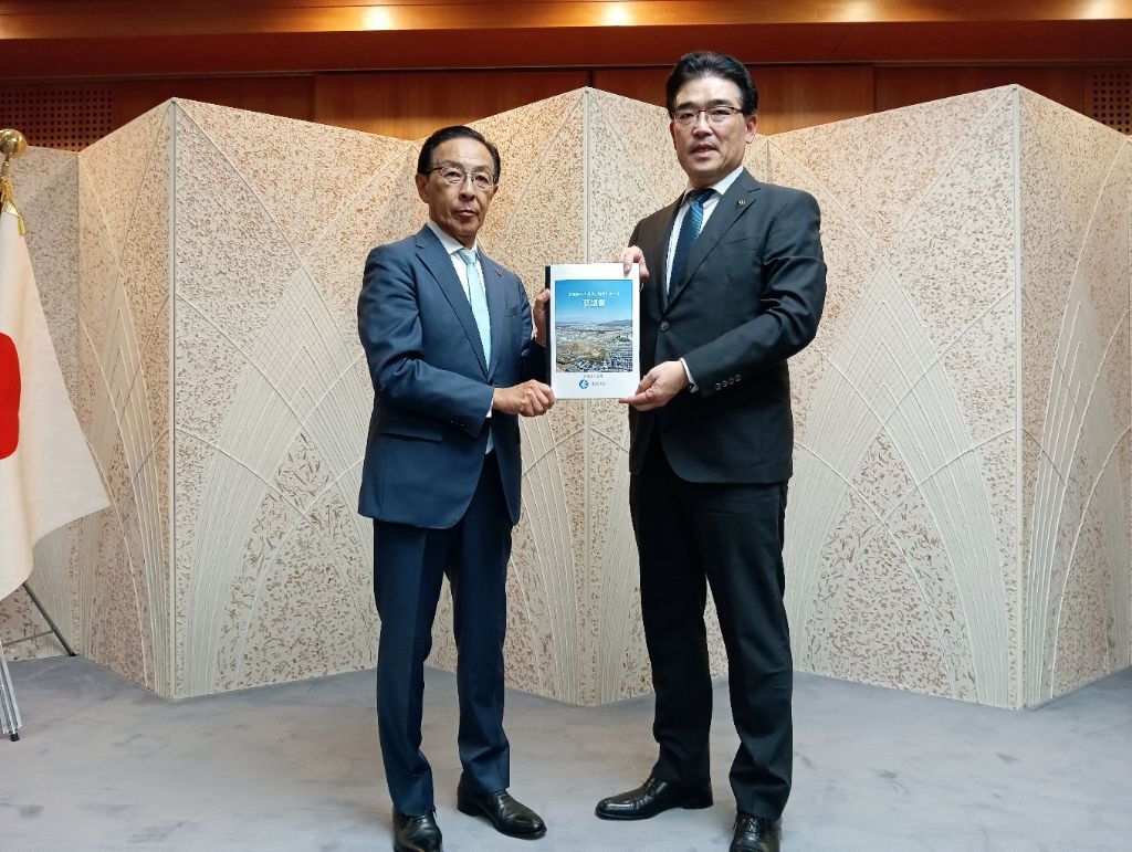 知事に要望書を手交する市長