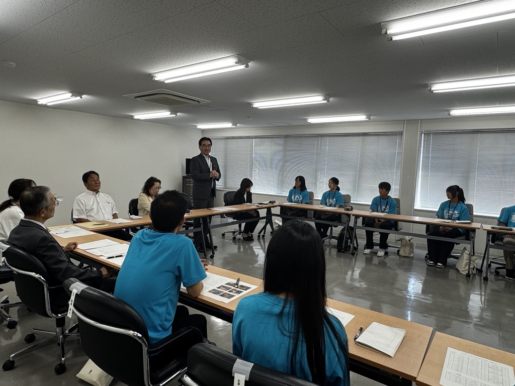 サンタモニカ中学生派遣事業報告会での市長挨拶の様子