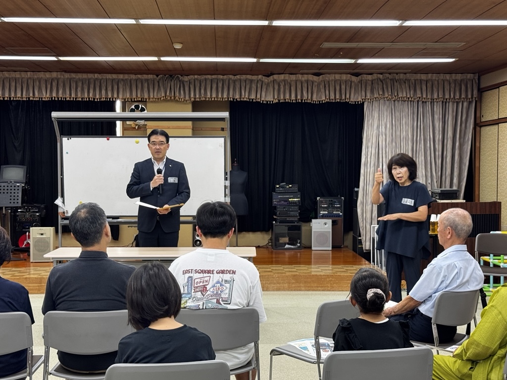 手話体験イベントで市長が挨拶している様子