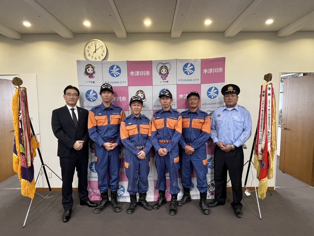 消防団表敬訪問での集合写真