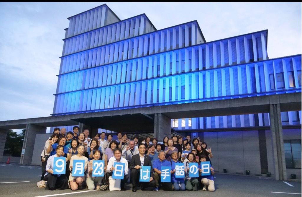 ブルーライトアップ点灯式での集合写真