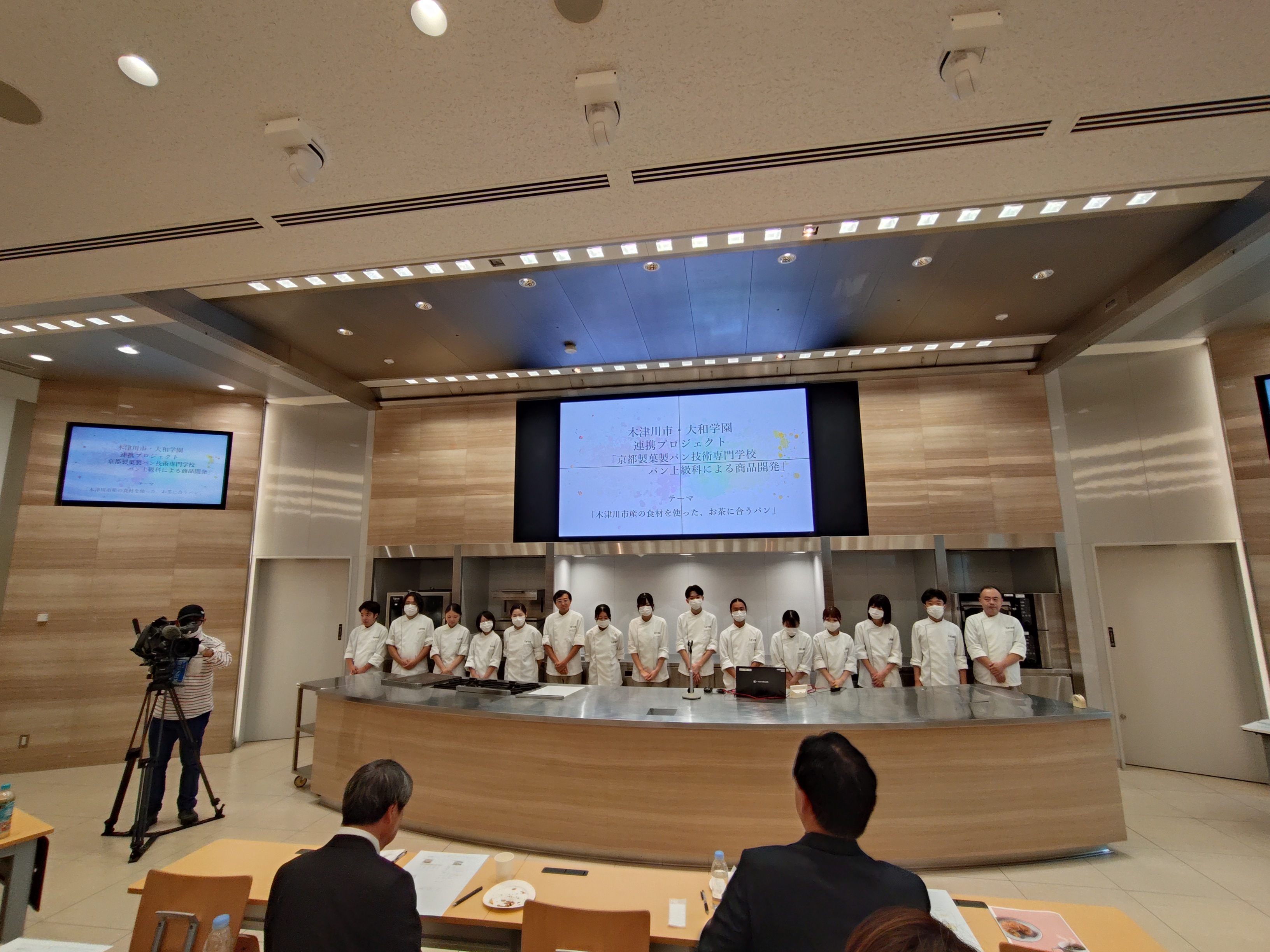 パン試食会での学生集合写真