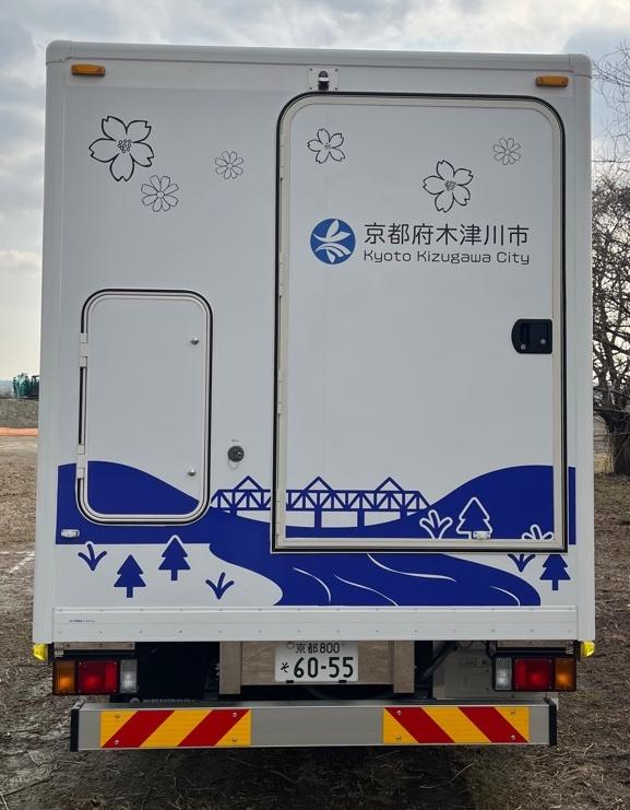 トイレカーを後ろから写した写真です。