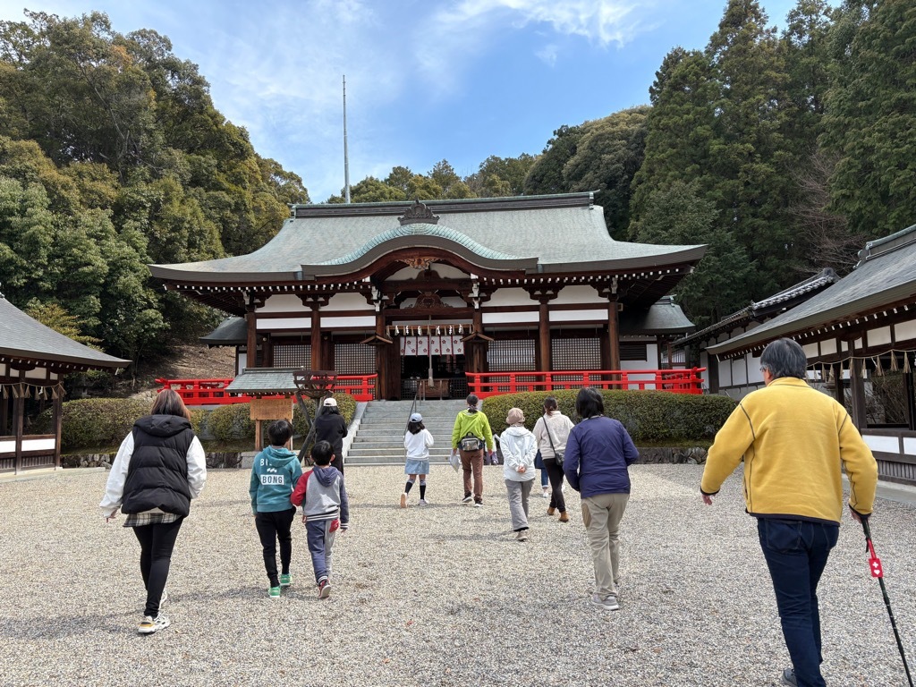神社内を散策している様子