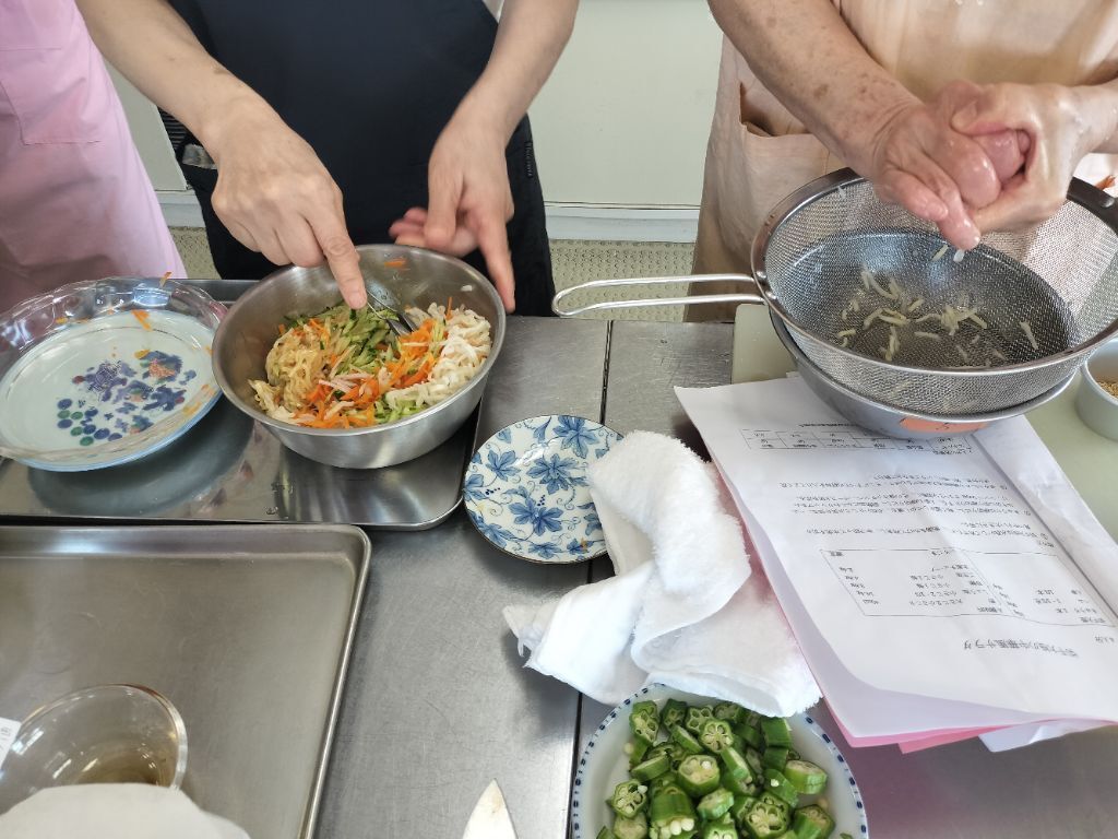 切干大根の中華風サラダを作っている写真