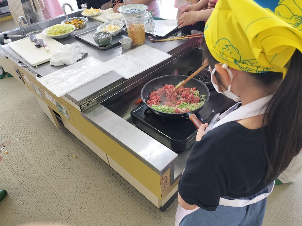 タコライスの具を炒めている写真