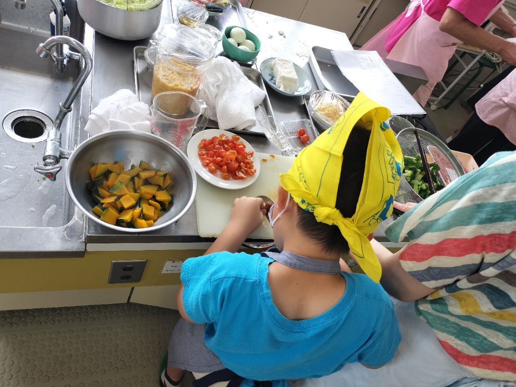 親子で野菜を切っている写真
