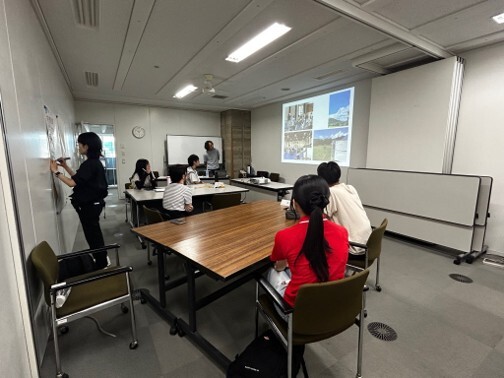 画面をみて講義を聴く様子