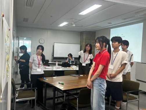 貼り付けた模造紙を見ている様子