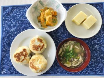 完成した料理をお盆に並べた写真