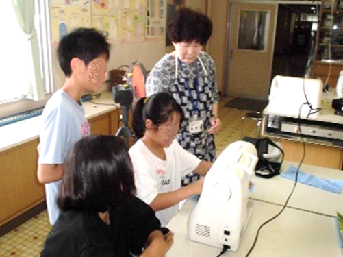 家庭科支援の様子1