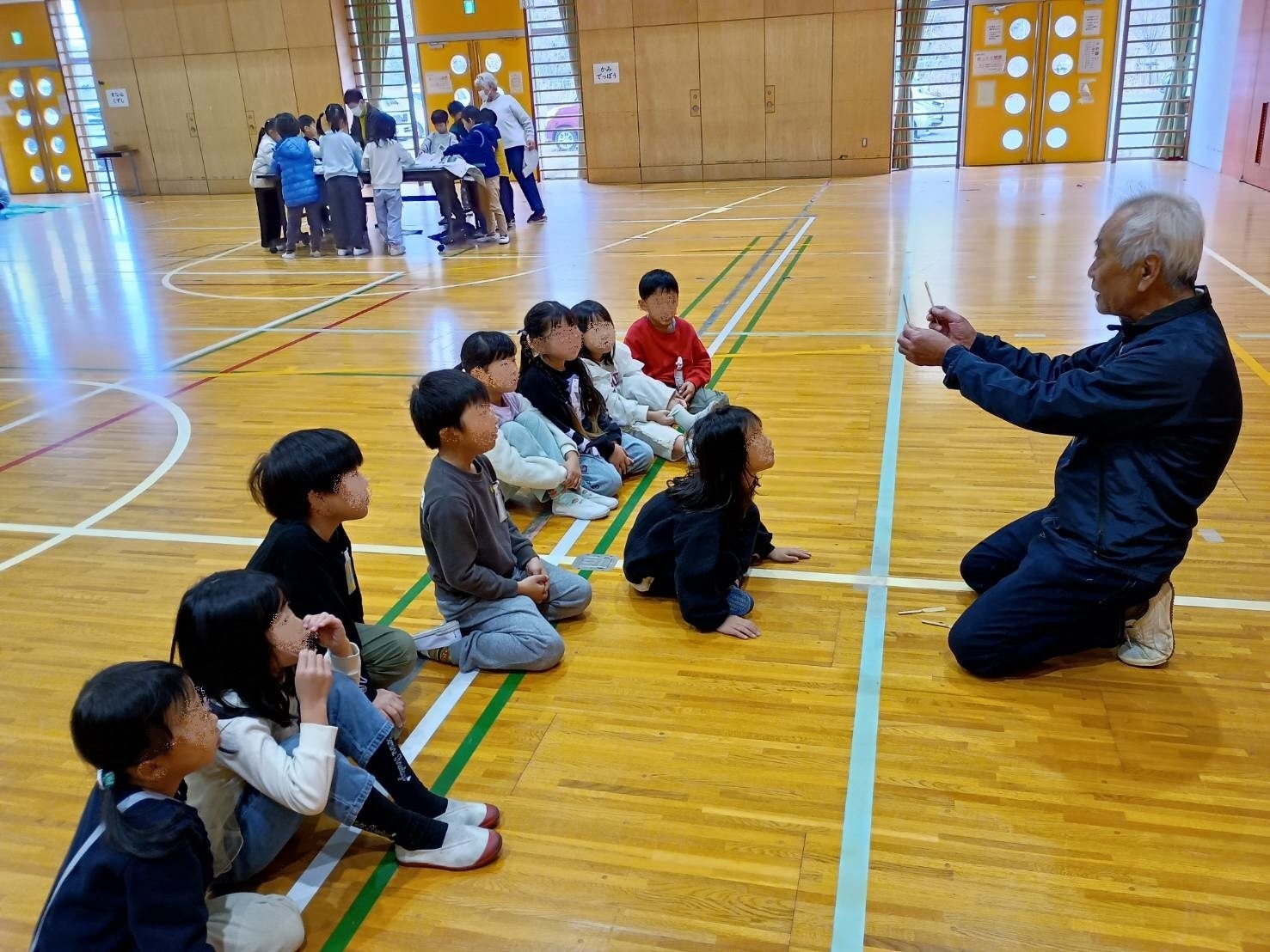昔あそびの授業補助の様子2