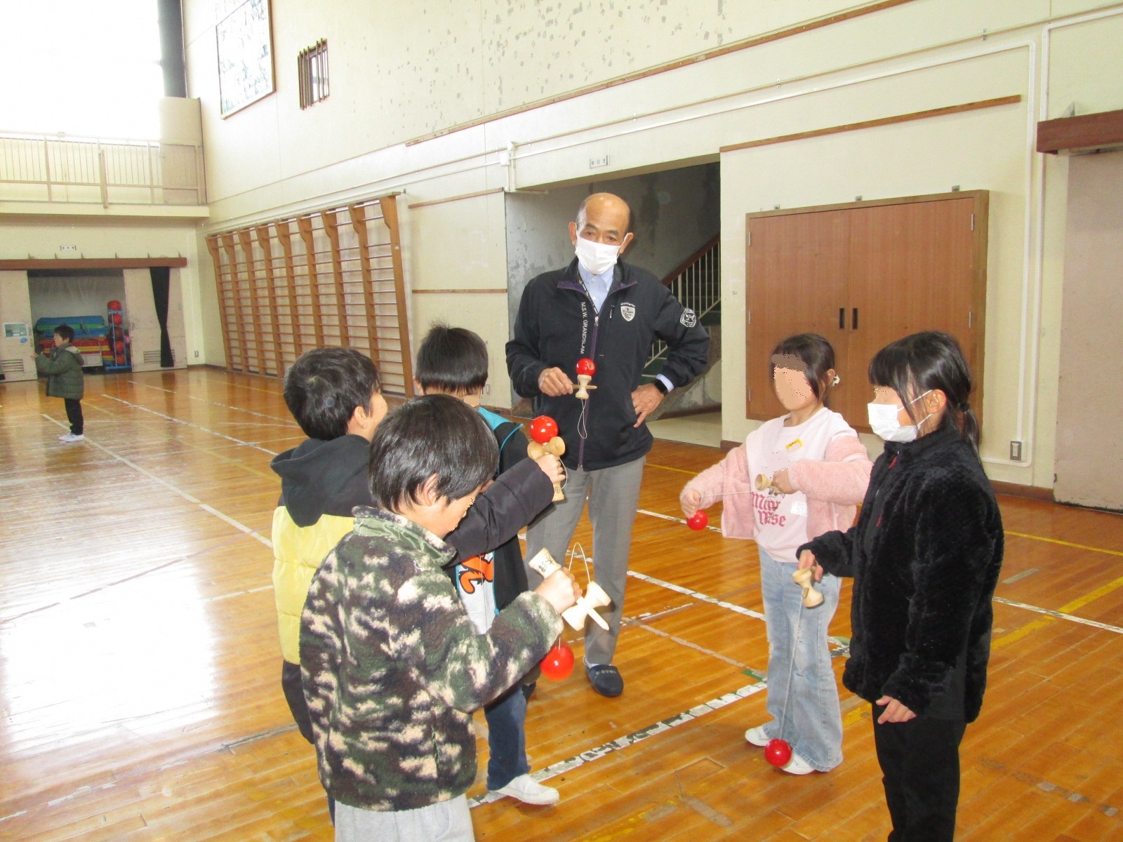 昔あそびの授業補助の様子1