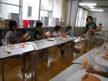 トールペイント教室で講師の話を聞く児童の写真