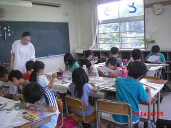 絵画造形教室で作品に取り組む子供たちの様子