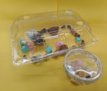 使用済食品パックの中に木の実などを入れて作った楽器の写真